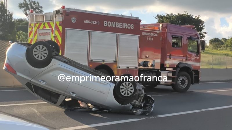 Motorista perde controle de veículo e capota na rodovia Cândido Portinari, em Franca