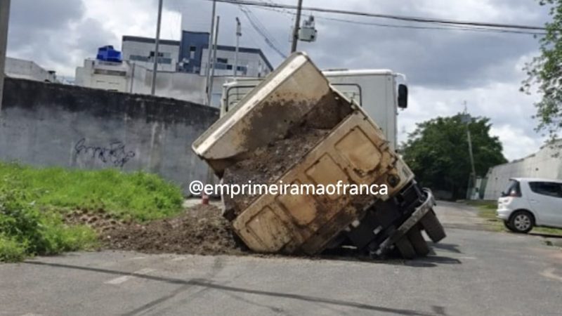Outro caminhão é engolido por cratera após asfalto ceder em Franca