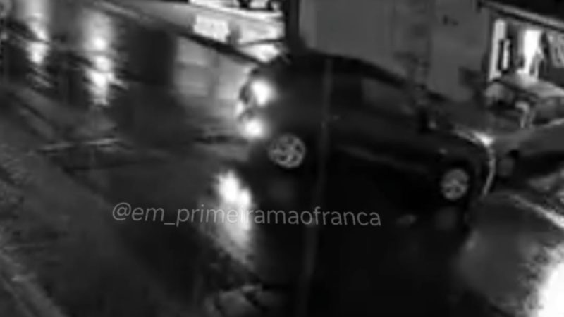 Motorista bate em carro estacionado e foge no Jardim Riviera, em Franca