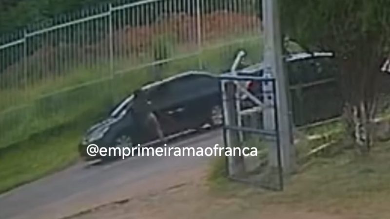 Mulher é socorrida após ser arrastada por veículo pelo padrasto em avenida de Franca