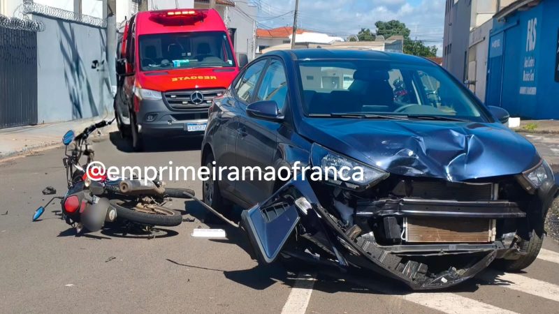 Colisão entre carro e moto deixa duas pessoas feridas