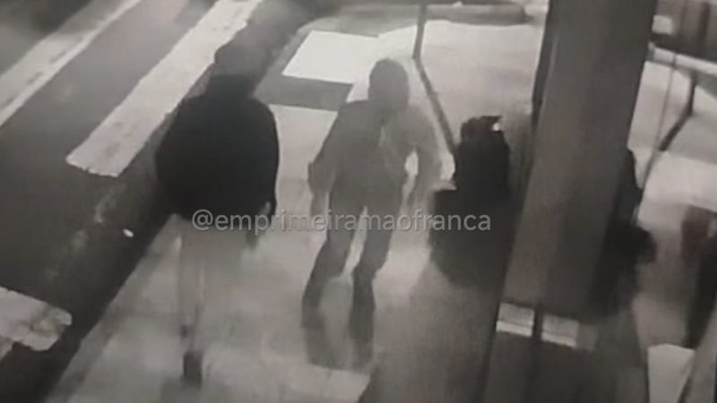 Câmeras registram criminosos invadindo e furtando loja de açaí no Centro de Franca