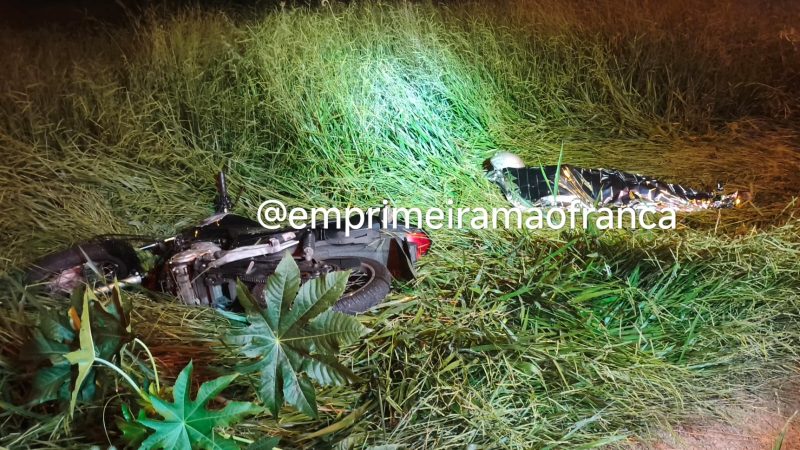 Motociclista morre após colidir em poste no Jardim Pulicano, em Franca