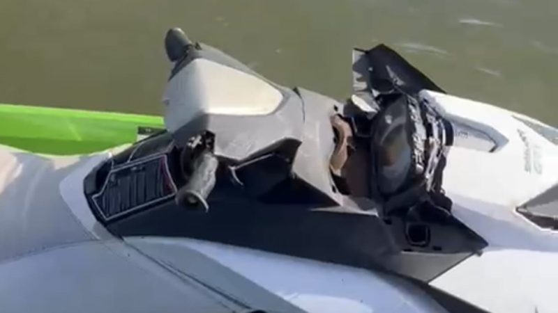 Piloto perde controle de moto aquática e colide em píer na região