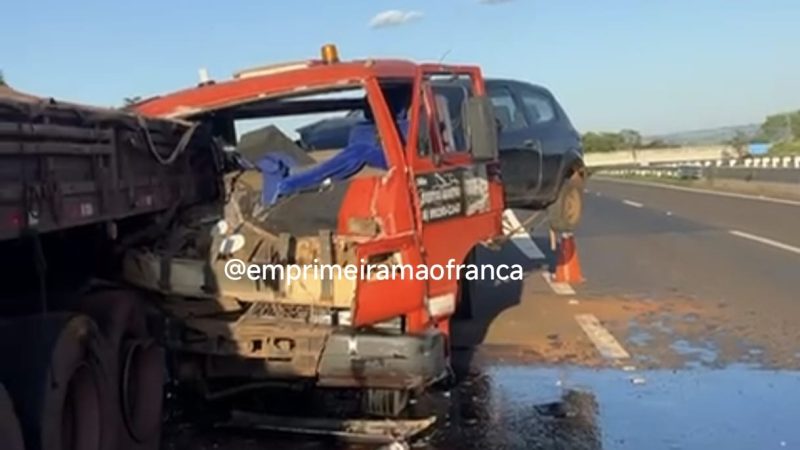 Motorista de caminhão-guincho é socorrido em estado grave após colisão traseira na Ronan Rocha
