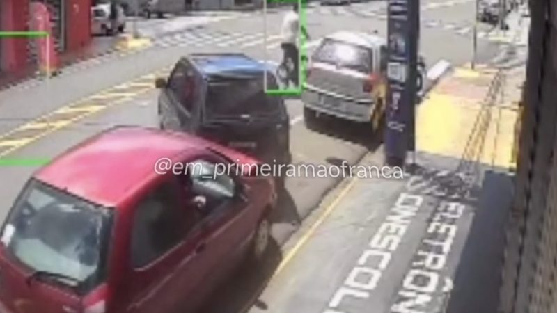 Motorista passa mal ao volante e colide em carro estacionado em avenida de Franca