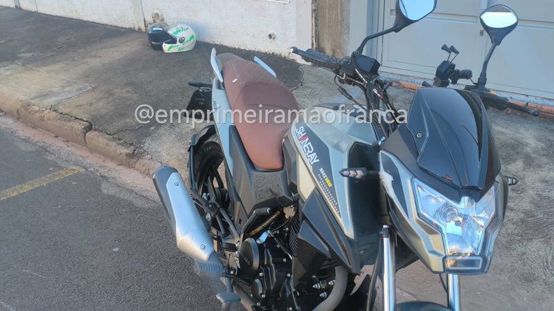 Mãe e filho ficam feridos após moto enroscar em fiação no bairro Santa Luzia