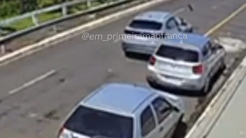 Câmera de segurança registra motorista fugindo após colidir com veículo estacionado