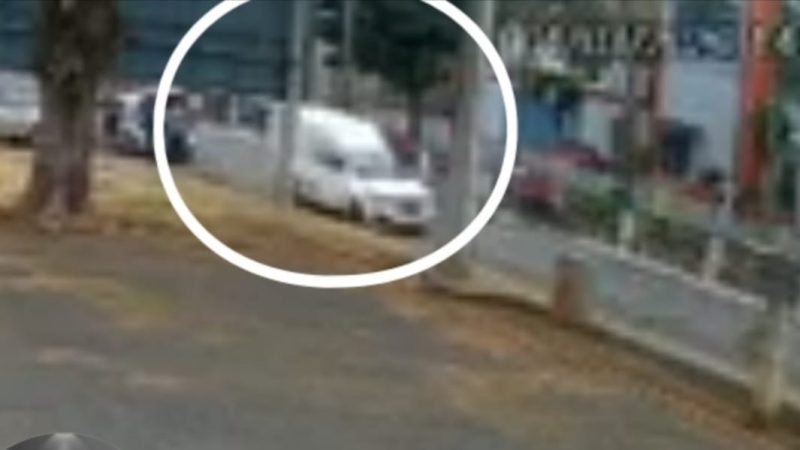 Motociclista quase é atropelada por caminhão em acidente em avenida de Franca