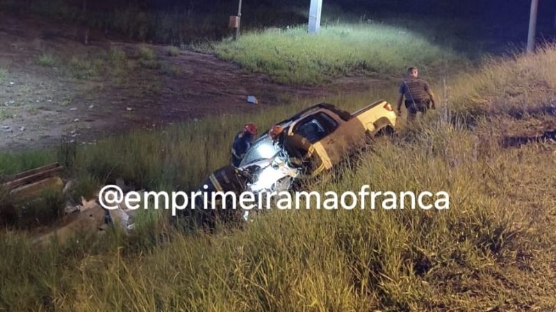 Motorista perde controle de veículo e quebra mureta de proteção em avenida de Franca