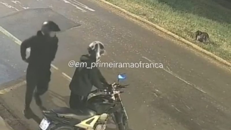 Homem é rendido por criminosos armados e tem moto roubada