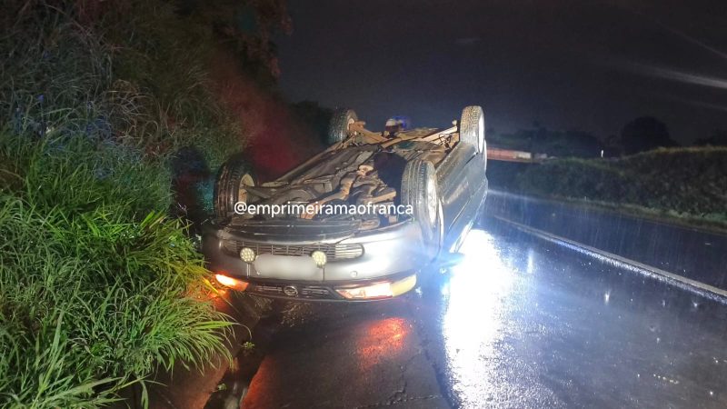 Motorista perde controle e veículo capota na Rodovia Cândido Portinari