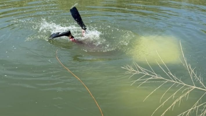 Carro vai parar dentro de lagoa na Avenida Ayrton Senna em Batatais