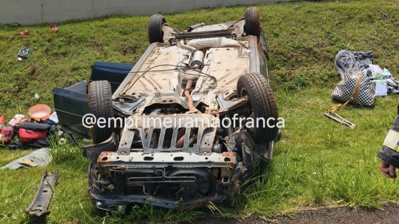 Motorista perde controle e veículo capota na Ronan Rocha