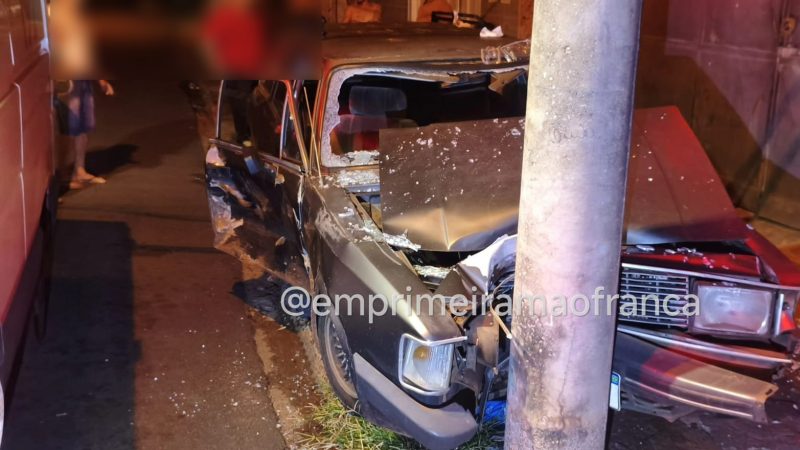 Motorista perde controle de veículo e colide contra poste em Franca