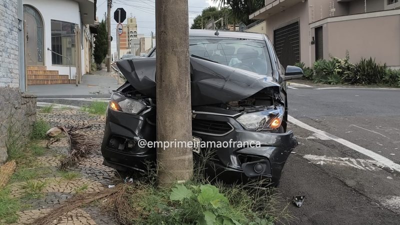 Carro bate em poste após colisão no centro de Franca