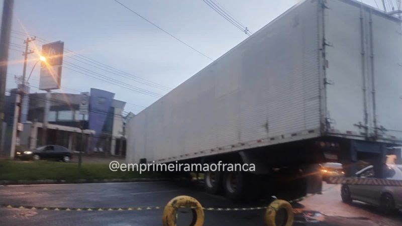 Carreta se solta de cavalo e interdita parte de avenida movimentada no Distrito Industrial em Franca