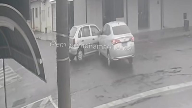 Motorista avança sinal de pare e causa acidente em cruzamento de Franca