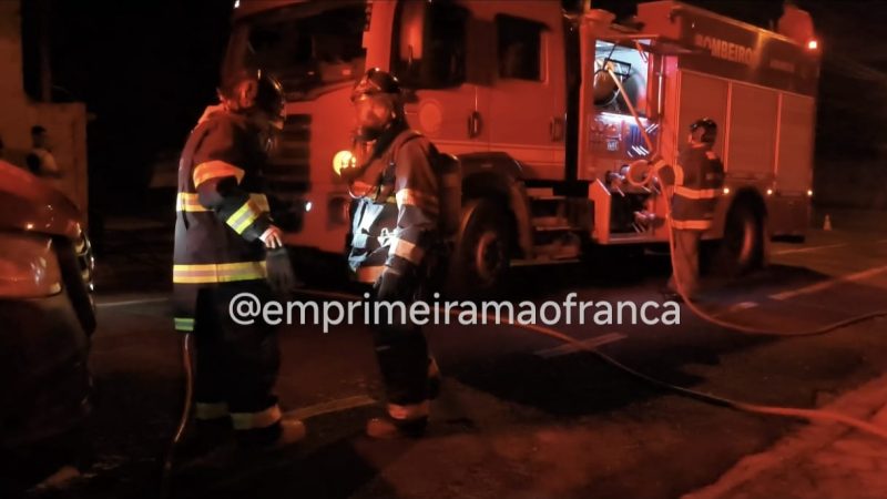 Vela acesa provoca incêndio em casa de aposentado e mobiliza bombeiros