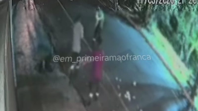 Coletores de lixo brigam durante trabalho em Franca