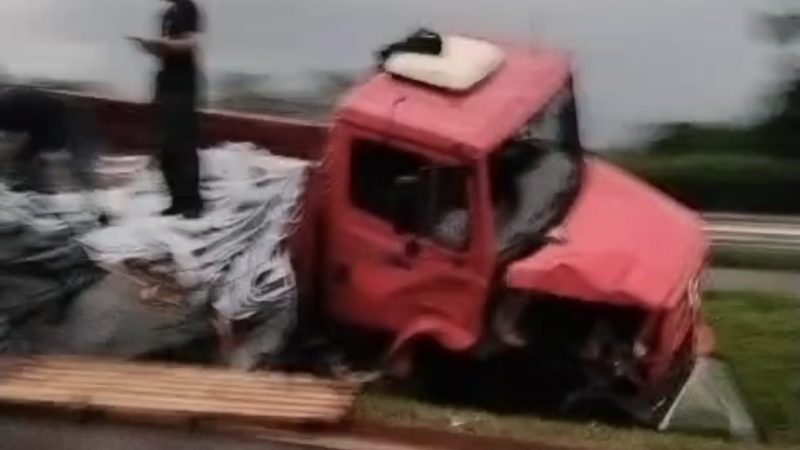 Motorista de carreta carregada com couro se envolve em acidente na Ronan Rocha