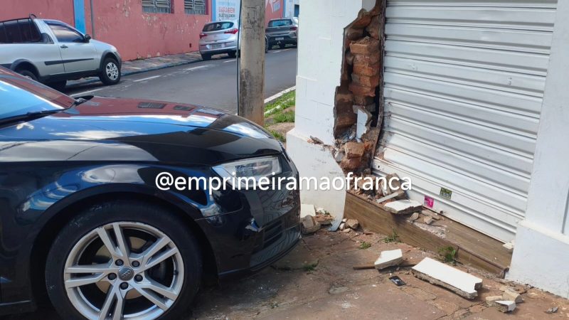 Carro quase invade escritório após colisão no Centro de Franca