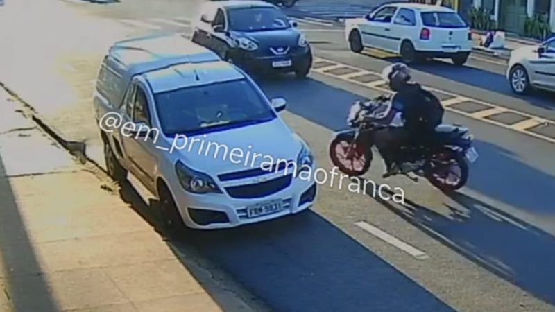 Motociclista fica ferido após colidir com veículo estacionado em avenida de Franca