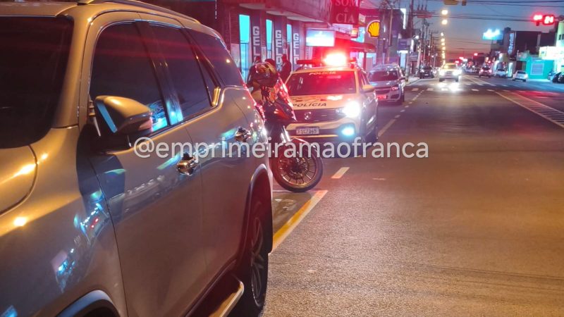 Empresário tem correntes roubadas por criminosos armados no trânsito de Franca