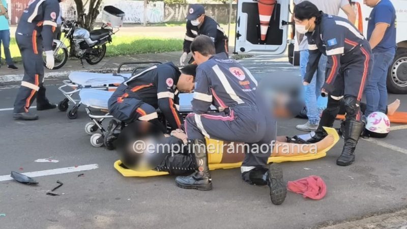 Mãe e filho que estavam em uma moto ficaram feridos após colisão com carro estacionado em avenida de Franca