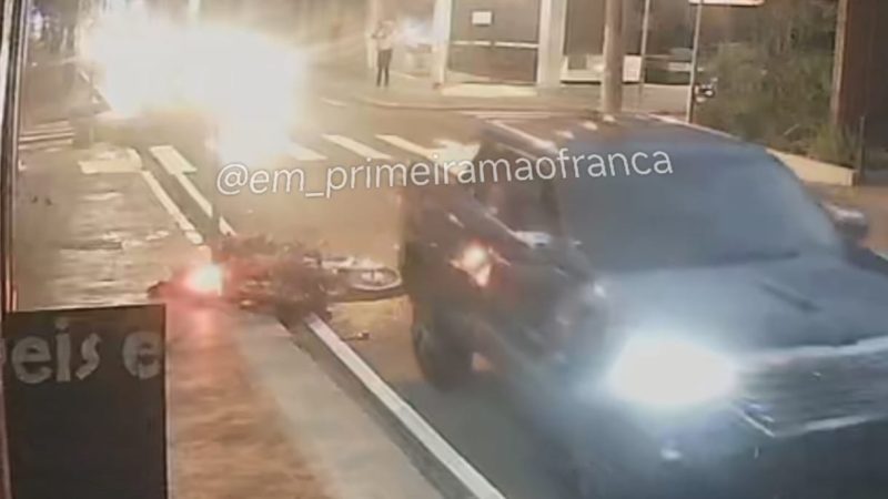 Câmera registra grave acidente que deixou motociclista ferido no Centro de Franca