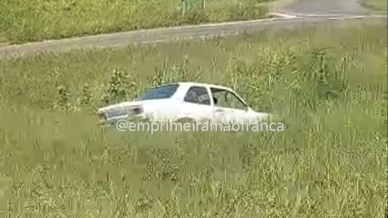 Carro é encontrado parado no meio de rotatória no Distrito Industrial em Franca