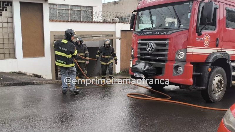 Bombeiros foram acionados para atender incêndio em residência, em Franca
