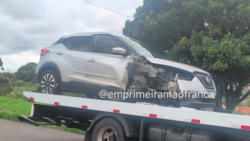 Motorista perde controle de veículo e colide contra poste em Franca