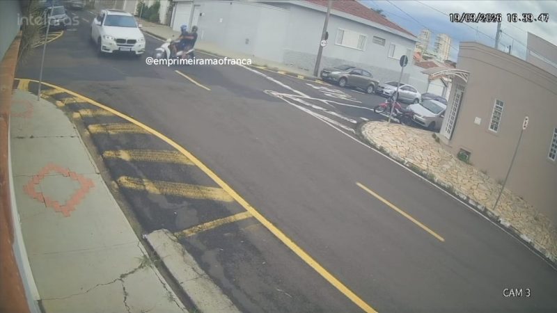 Motociclista sofre fratura após avançar sinal de pare em cruzamento de Franca