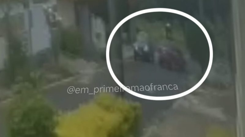 Câmera de segurança registra colisão entre carro e moto na zona Oeste de Franca
