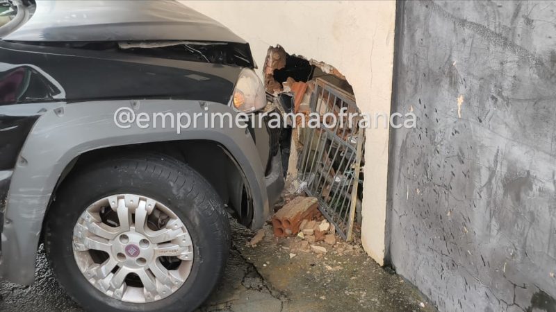 Carro bate em muro após colisão em cruzamento de Franca