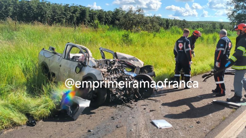 Colisão frontal entre carro e caminhão em rodovia deixa dois feridos e uma vítima fatal