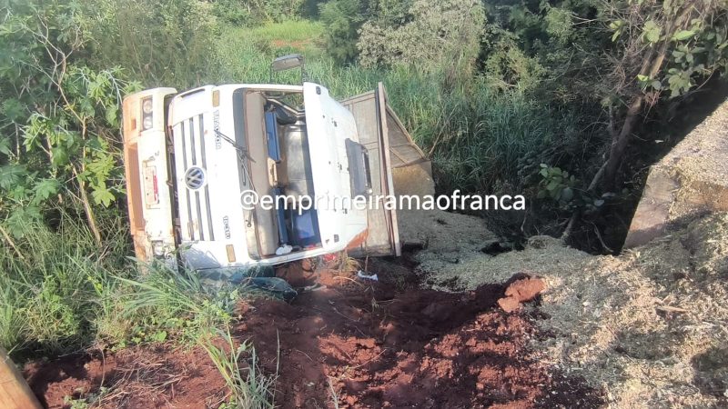 Caminhão cai em ponte na rodovia entre Franca e Ribeirão Corrente