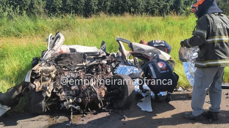 Colisão frontal entre carro e caminhão em rodovia deixa dois feridos e uma vítima fatal