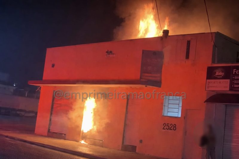 Incêndio de grandes proporções destrói supermercado na Vila Santa Cruz, em Franca
