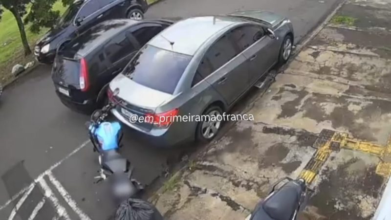 Motorista foge após derrubar moto no Jardim Cambuí, em Franca