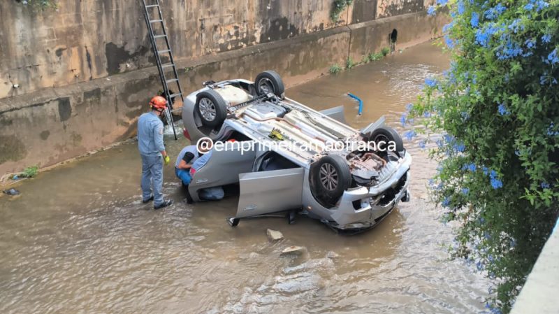 Motorista perde controle e carro cai em córrego em avenida de Franca