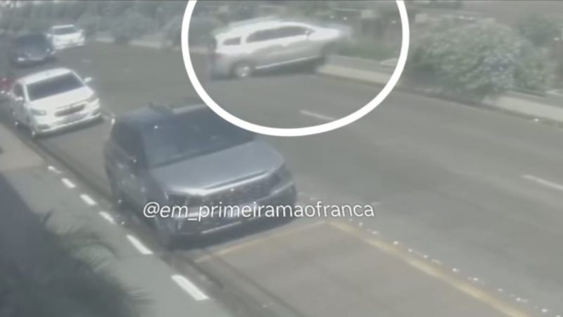 Idoso se confunde com pedal de carro automático, perde o controle e carro cai em córrego