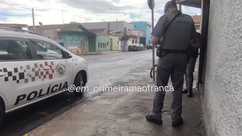 Assaltantes armados rendem clientes e comerciante durante roubo em bar na Vila Rezende