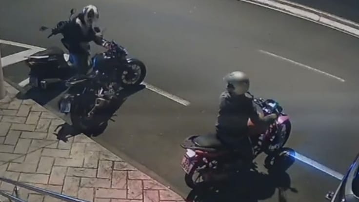 Câmeras de segurança registram furto de motocicleta em avenida de Franca