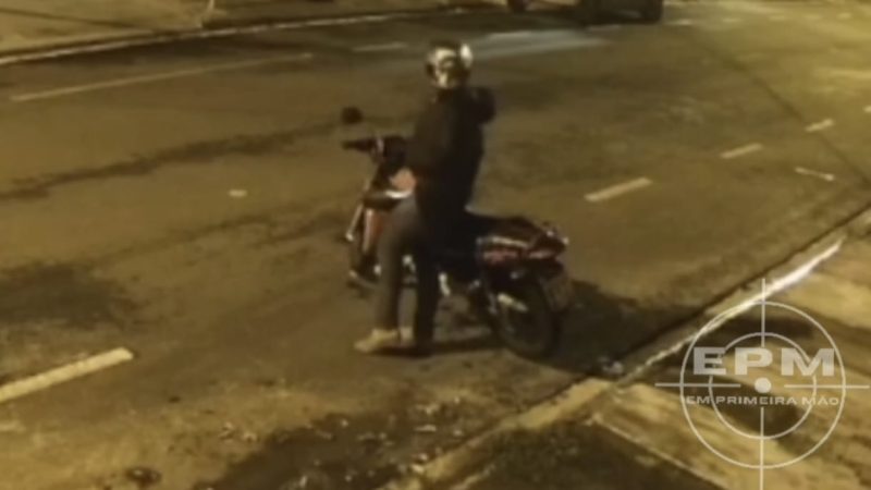 Criminosos são flagrados por câmeras de segurança furtando moto em Franca