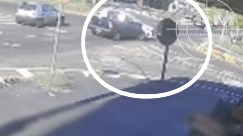 Motorista avança sinal de pare e causa acidente em avenida de Franca