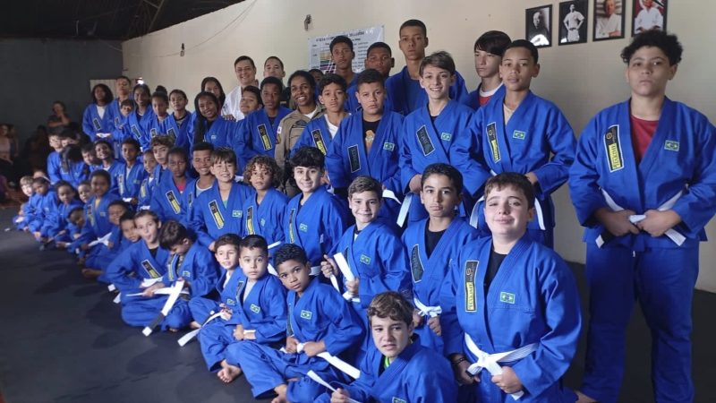 Polícia Militar entrega 60 kimonos de jiu-jitsu a alunos de projeto comunitário em Ibiraci