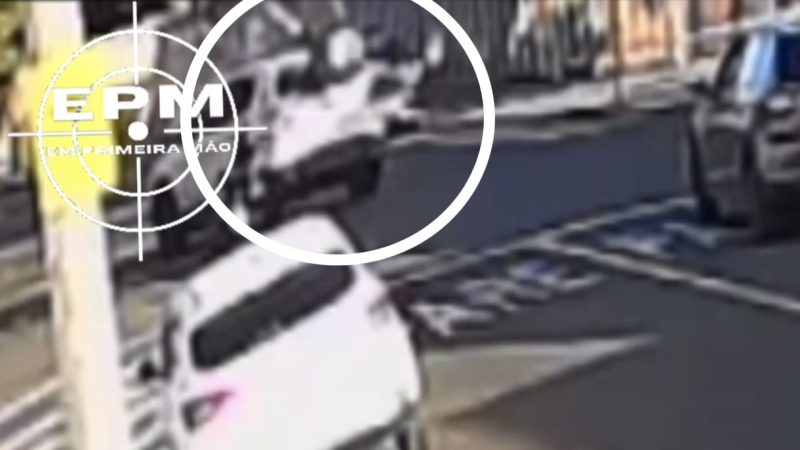 Jovem motociclista voa após colidir com carro que avançou o sinal de pare em cruzamento de Franca