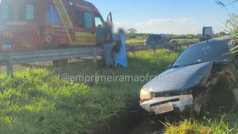 Casal sobrevive a grave acidente na Rodovia Cândido Portinari